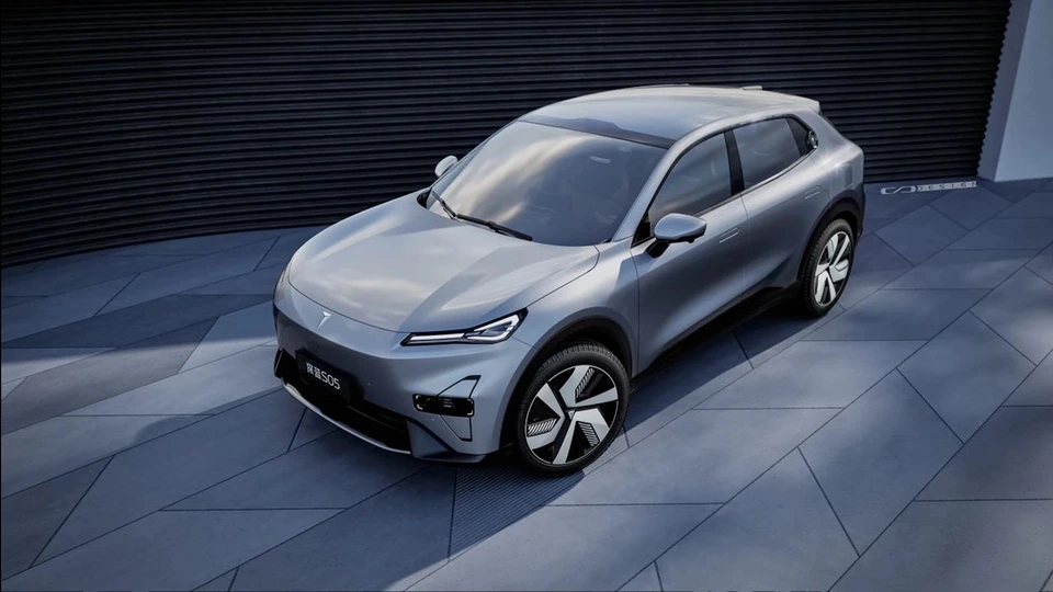Deepal S05 — elevated front three-quarter view