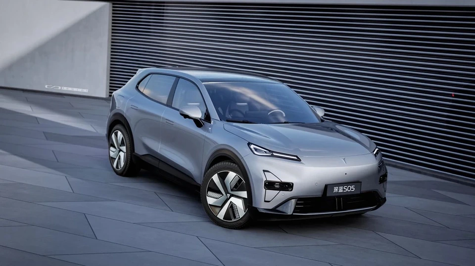 Deepal S05 — front three-quarter view against architectural panels