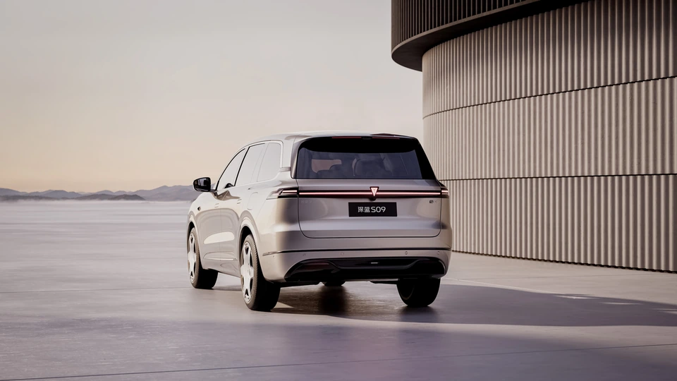 Deepal S09 — rear exterior in a sculptural architectural setting