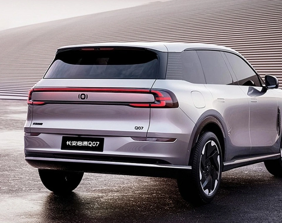 Changan Nevo Q07 — rear exterior and light bar